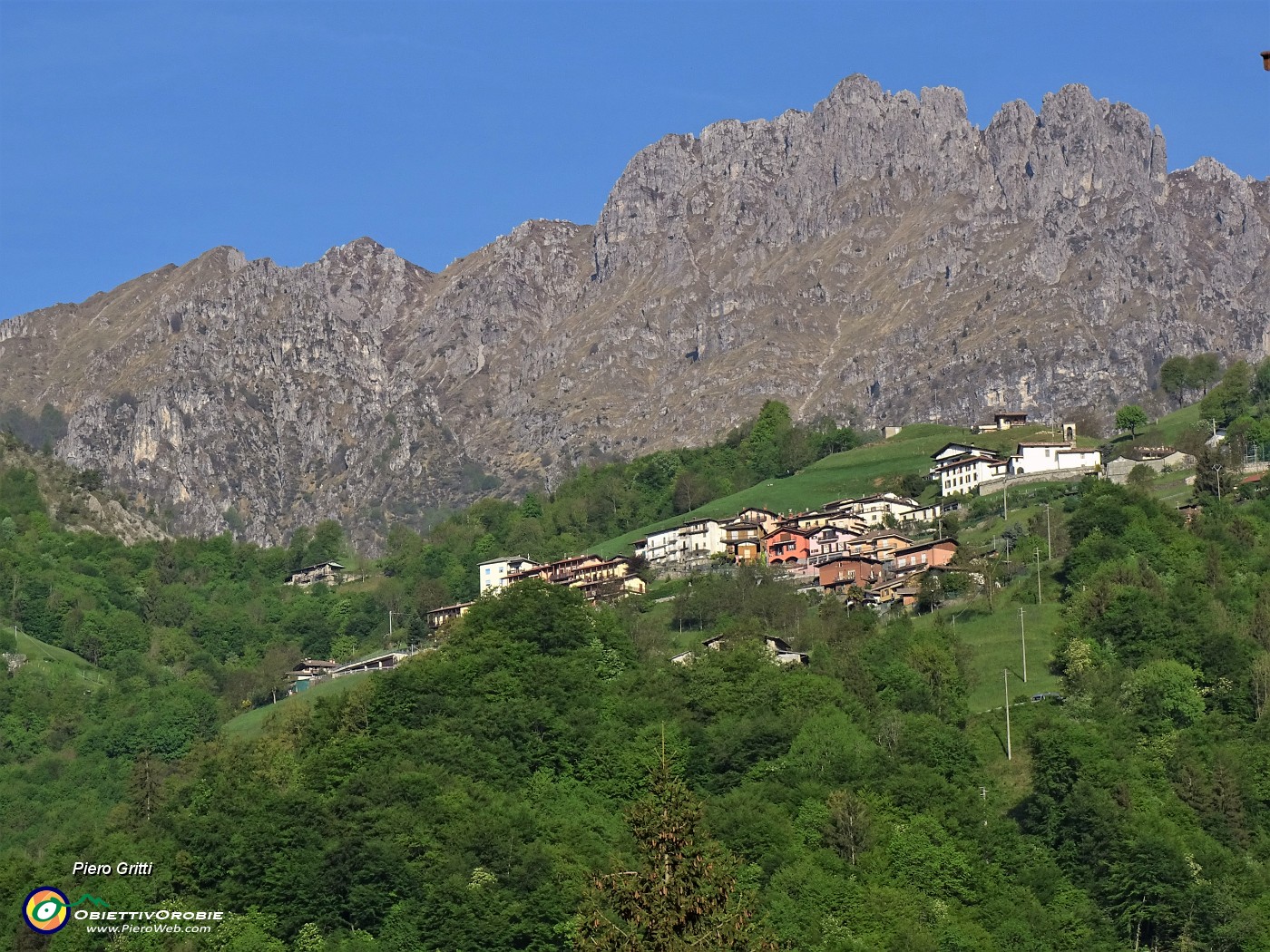 10 Chignolo d'Oneta (850 m) con i contrafforti rocciosi d'Alben (2019 m).JPG